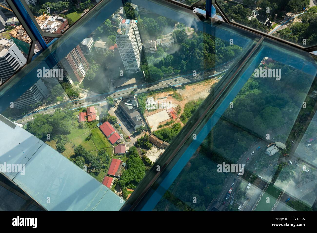 Blick von der Sky Box des Kuala Lumpur Fernsehturms. 300 Meter über der Erde gelegen, bietet Besuchern einen schwindelerregenden Blick auf Stockfoto