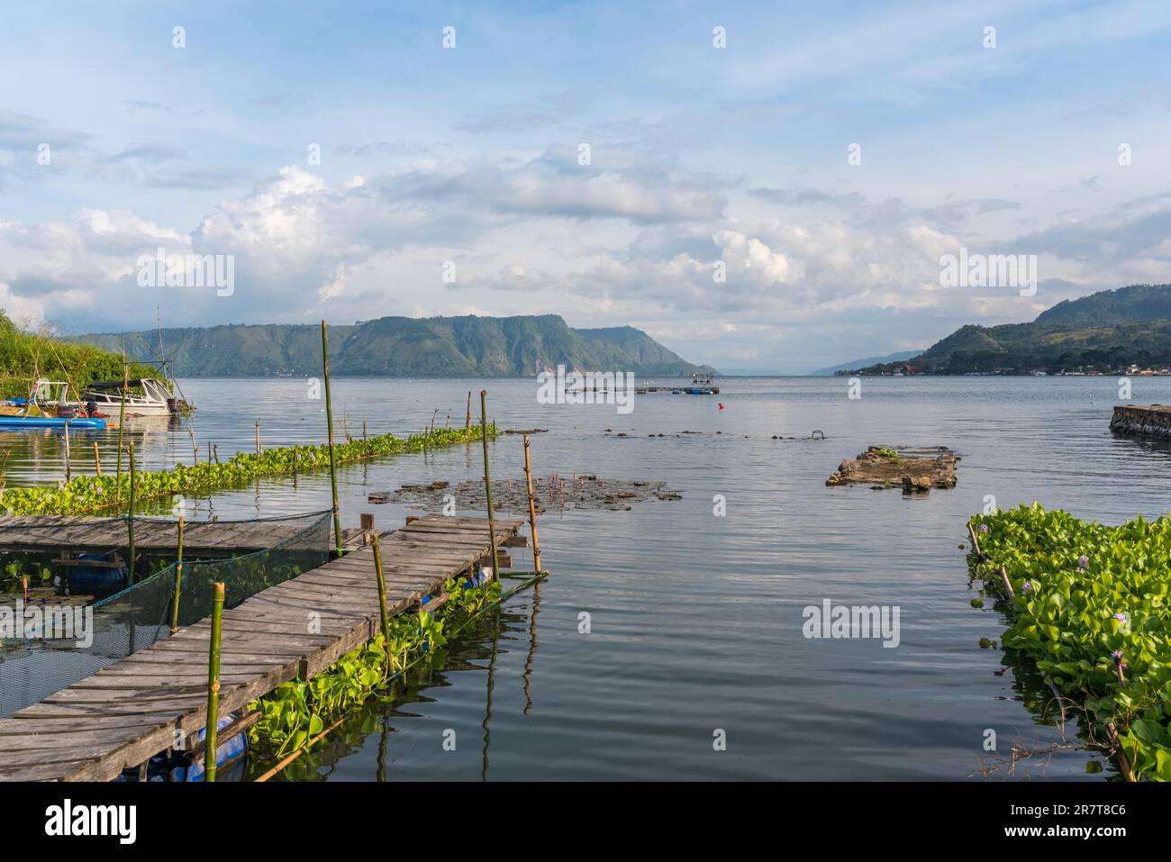 Lake Toba, der größte vulkanische See der Welt, befindet sich in der Mitte des nördlichen Teils der Insel Sumatra in Indonesien Stockfoto