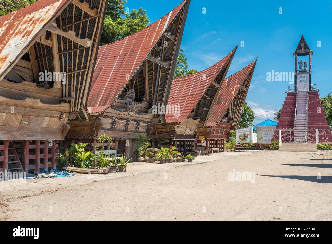 Traditionelles Dorf Toba Batak des Sitio Clans. Die Häuser namens Rumah Bolon oder Jabu sind bekannt für ihre unverwechselbaren Dächer, die sich nach oben ziehen Stockfoto