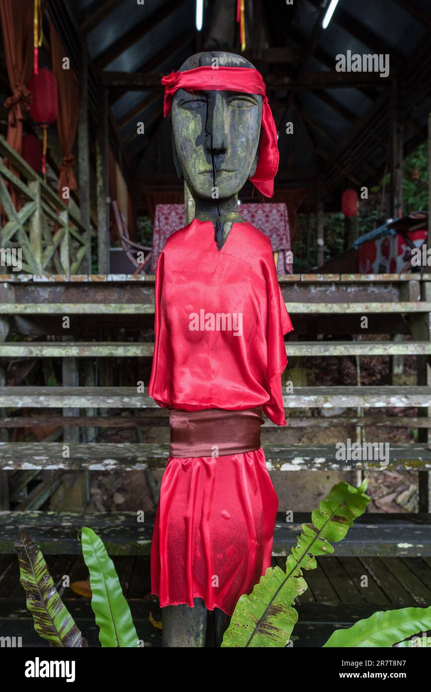 Die IBAN-Bewohner von Sarawak auf Borneo sind Meisterschnitzer großer Hüterstatuen wie dieser, die böswilligen Geistern Abwehr bieten Stockfoto