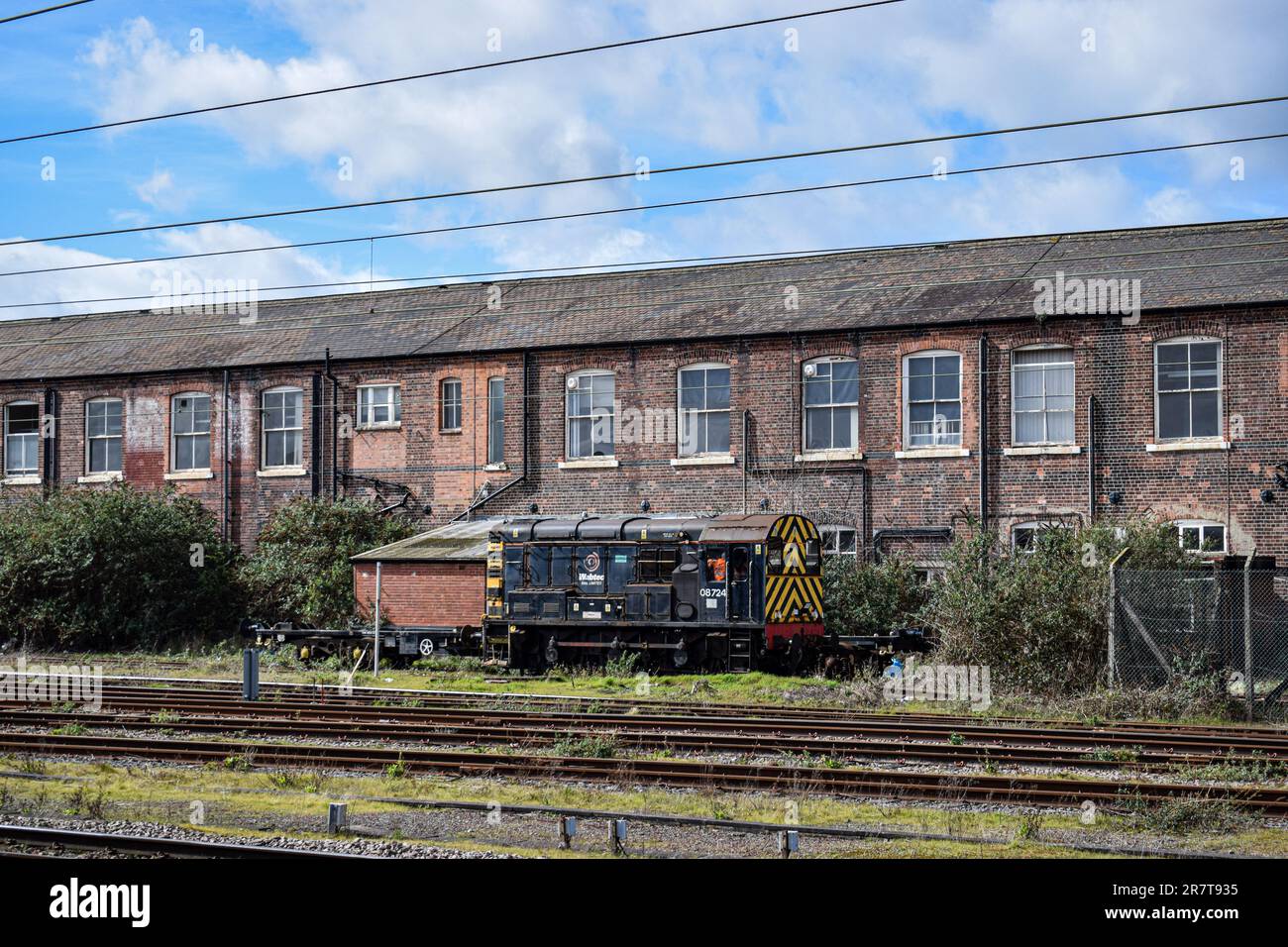 Ein Wabtec Class 08 Shunter befindet sich vor dem Doncaster Works Gebäude. Stockfoto