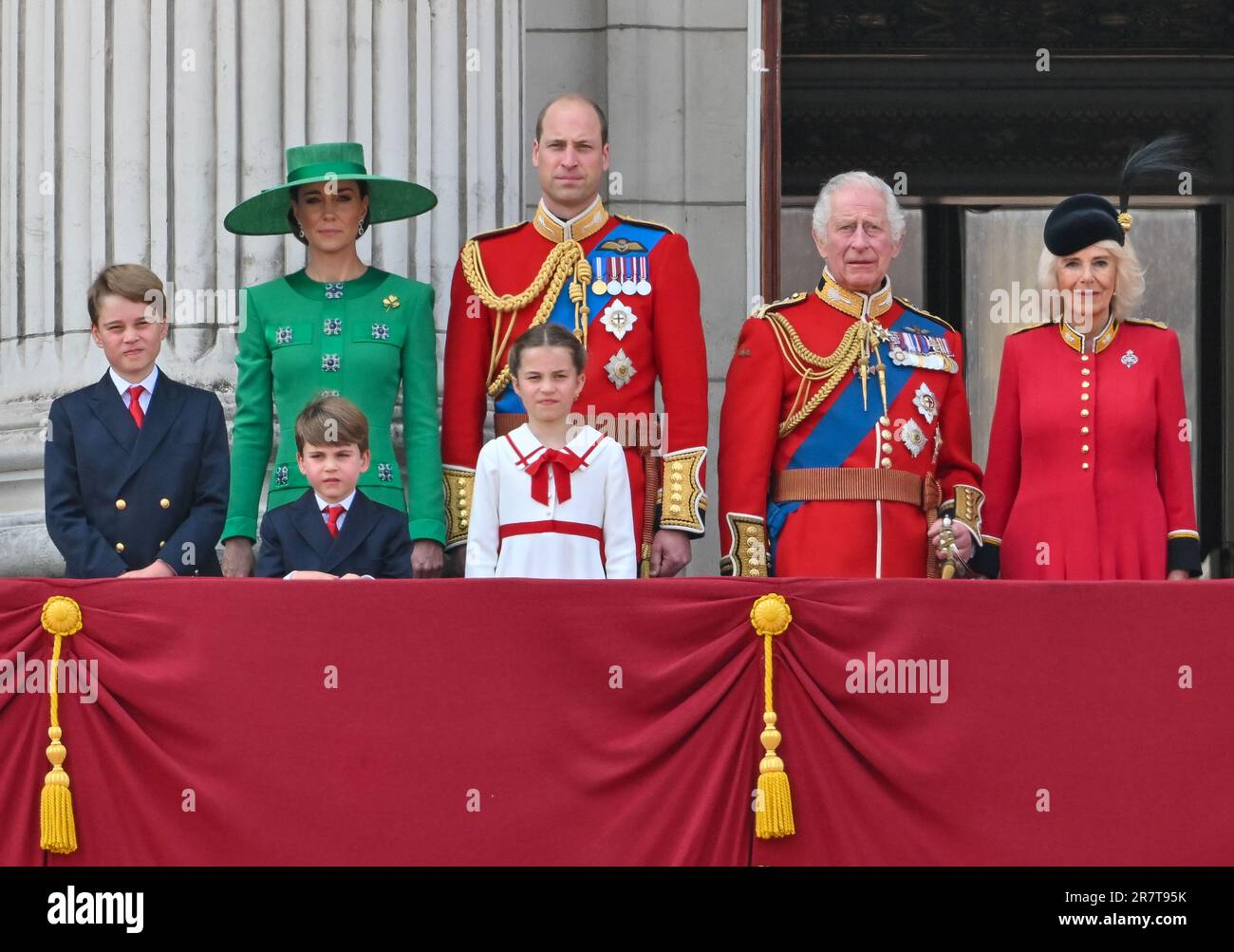 London, Großbritannien, am 17 2023. Juni. Die königliche Familie empfängt die Menschenmassen und bestaunen die Flypast vom Balkon des Buckingham Palace nach der Trooping the Colour, The King's Birthday Parade, London, Großbritannien am 17 2023. Juni. Präsentiert (L-R) Sir Timothy Laurence, Prinzessin Royal (Prinzessin Anne), Prinz George, Prinz Louis, Prinzessin Charlotte, Prinzessin von Wales, Prinz von Wales (Prinz William), König Karl III., Königin Camilla, Herzog von Edinburgh (Prinz Edward), Herzogin von Edinburgh (Sophie), Herzog von Kent, Herzogin von Gloucester, Herzog von Gloucester. Kredit: Francis Knight/Alamy Live News Stockfoto