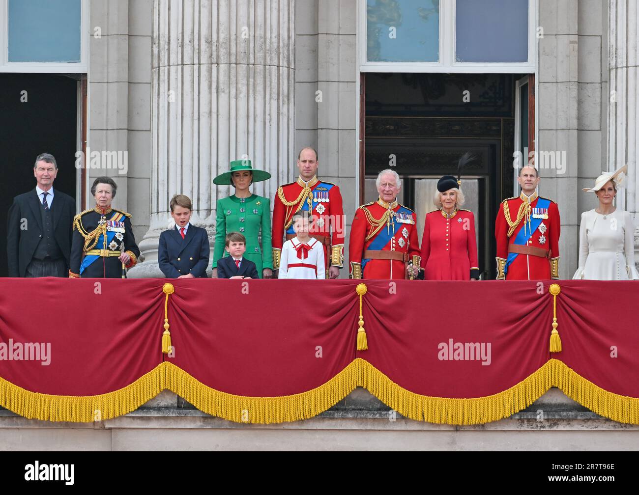 London, Großbritannien, am 17 2023. Juni. Die königliche Familie empfängt die Menschenmassen und bestaunen die Flypast vom Balkon des Buckingham Palace nach der Trooping the Colour, The King's Birthday Parade, London, Großbritannien am 17 2023. Juni. Präsentiert (L-R) Sir Timothy Laurence, Prinzessin Royal (Prinzessin Anne), Prinz George, Prinz Louis, Prinzessin Charlotte, Prinzessin von Wales, Prinz von Wales (Prinz William), König Karl III., Königin Camilla, Herzog von Edinburgh (Prinz Edward), Herzogin von Edinburgh (Sophie), Herzog von Kent, Herzogin von Gloucester, Herzog von Gloucester. Kredit: Francis Knight/Alamy Live News Stockfoto