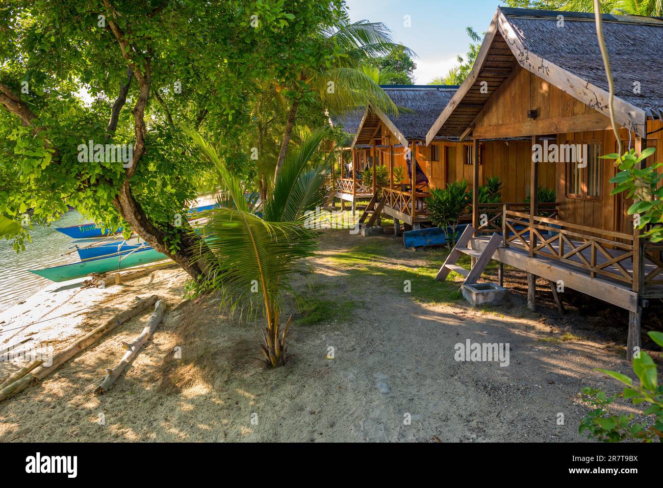 Die kleine Insel Poyalisa als Teil der Togianischen Insel Batudaka im Golf von Tomini im Norden von Sulawesi. Die Inseln sind ein Paradies für Taucher Stockfoto