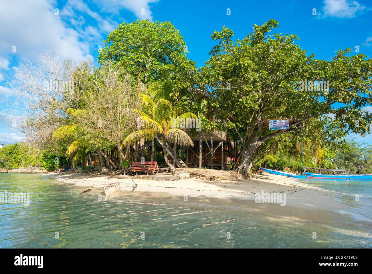 Weißer Sandstrand von Poyalisa als Teil der Togian Insel im Golf von Tomini in Sulawesi. Die Inseln sind ein Paradies für Taucher und Schnorchler Stockfoto