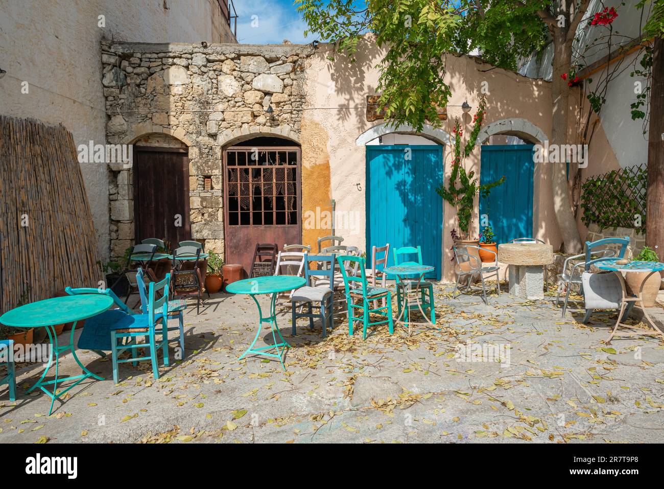 Geschlossene und verlassene Taverna im Dorf Pitsidia im Süden Kretas. Gastronomie ist eines der Haupteinkommen der Einheimischen. Nach der Saison Stockfoto