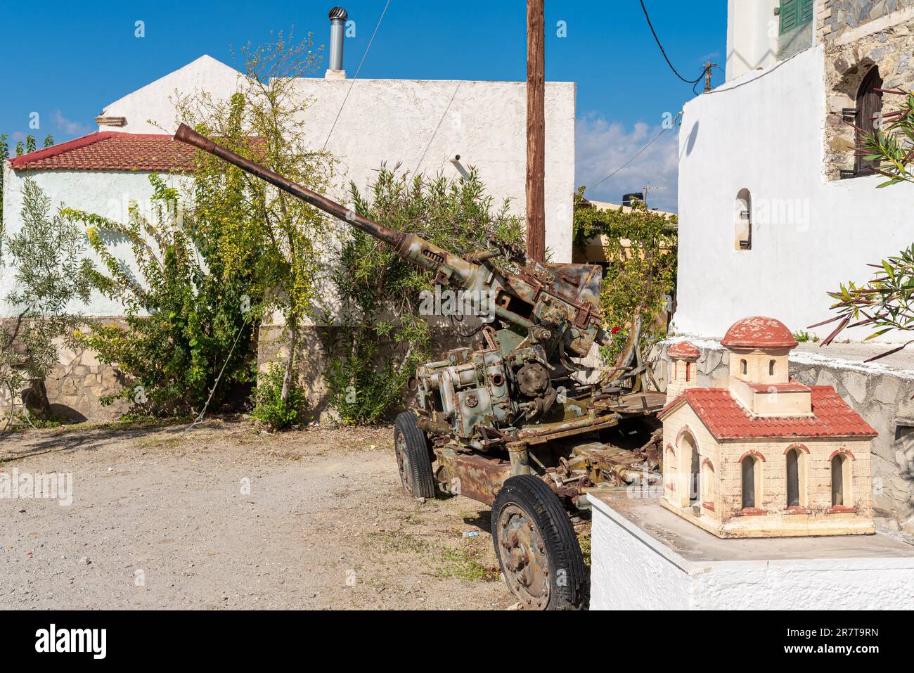 Howitzer im Dorf Apesokari in der Messera-Ebene auf Kreta. Die Waffe erinnert wahrscheinlich an den Widerstand kretischer Kämpfer im zweiten Stockfoto