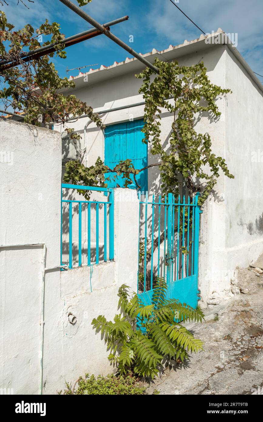 Machen Sie einen Spaziergang durch das alte Dorfzentrum von Pitsidia mit seinen engen Gassen und alten Häusern. Das Dorf liegt im Süden Kretas und behielt seine Stockfoto