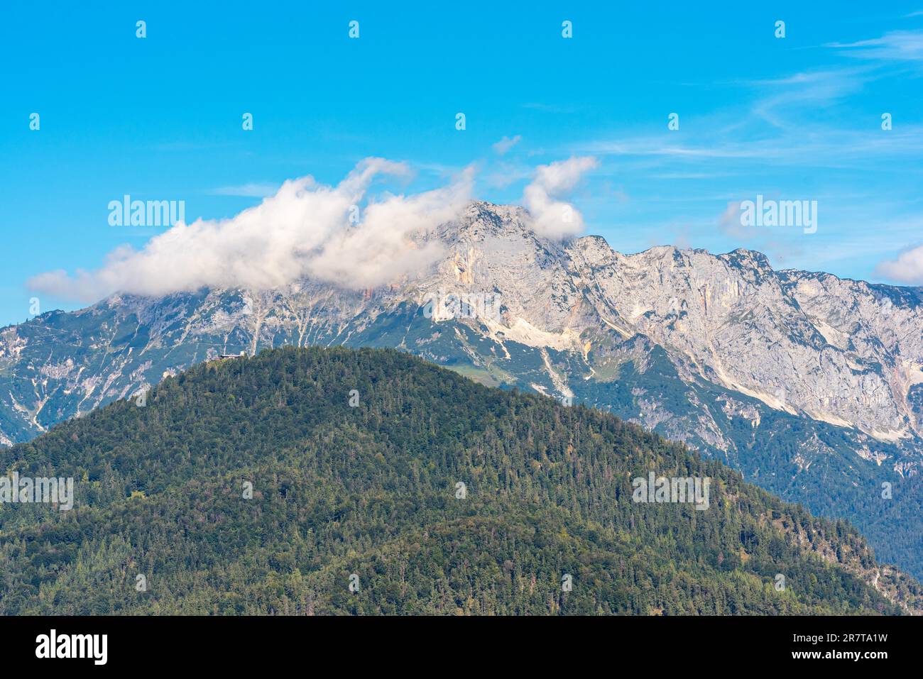 Panoramablick auf die Berchtesgaden-Alpen mit dem Berchtesgaden-Hochthron als dem höchsten Gipfel des Untersberger Massivs in den nördlichen Kalksteinalpen Stockfoto