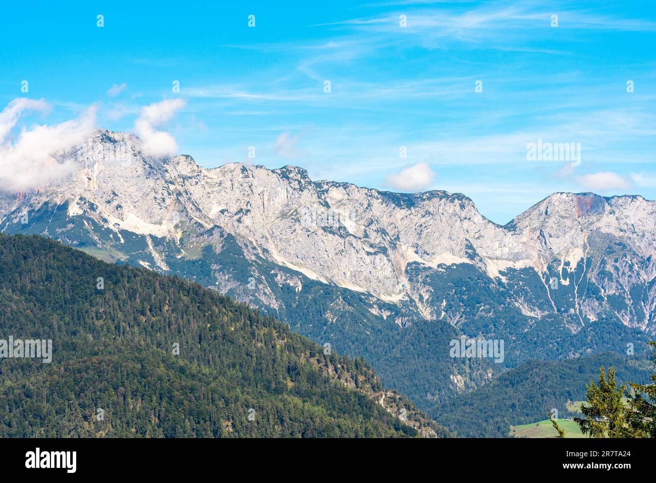 Panoramablick auf die Berchtesgaden-Alpen mit dem Berchtesgaden-Hochthron als dem höchsten Gipfel des Untersberger Massivs in den nördlichen Kalksteinalpen Stockfoto