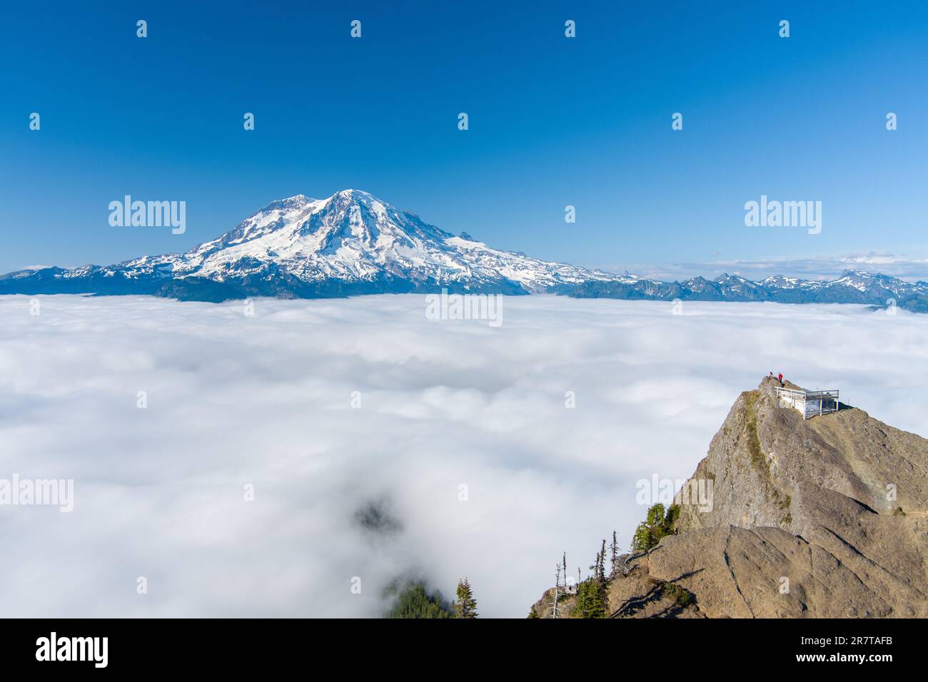 Mount Rainier und die Cascade Mountains im Bundesstaat Washington vom High Rock Lookout Stockfoto