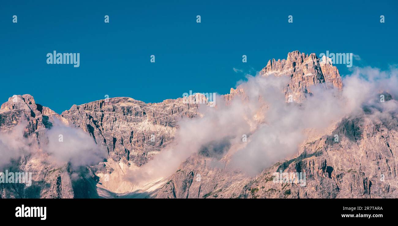 Wolken über Berggipfeln in den Dolomiten, Italien Stockfoto