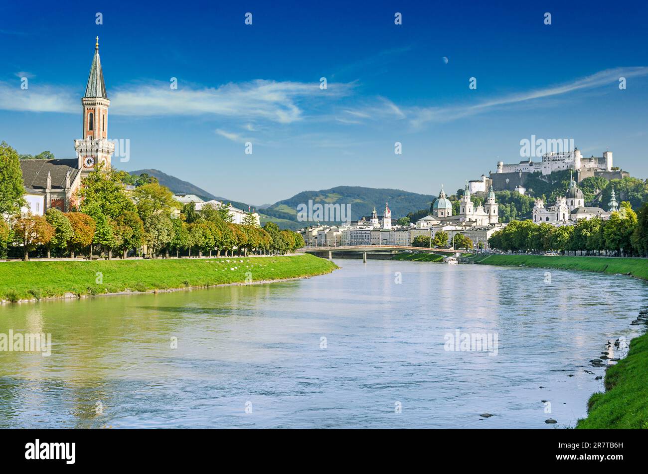 Salzburg, Stadt in Österreich, mit der Altstadt auf der anderen Seite der Salzach, Salzburger Dom und Hohensalzburg in der Ferne. Stockfoto