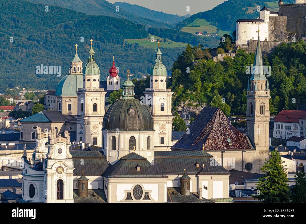 Salzburg, österreichische Stadt, Blick auf die Altstadt und das historische Zentrum mit der Kollegialkirche, Franziskanerkirche und Salzburger Kathedrale. Stockfoto