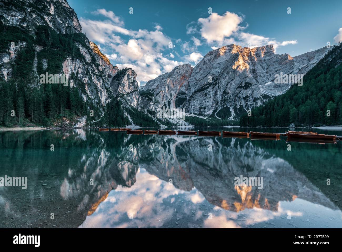 Panoramablick auf die Dolomiten im Herbst, Lake Prags Stockfoto