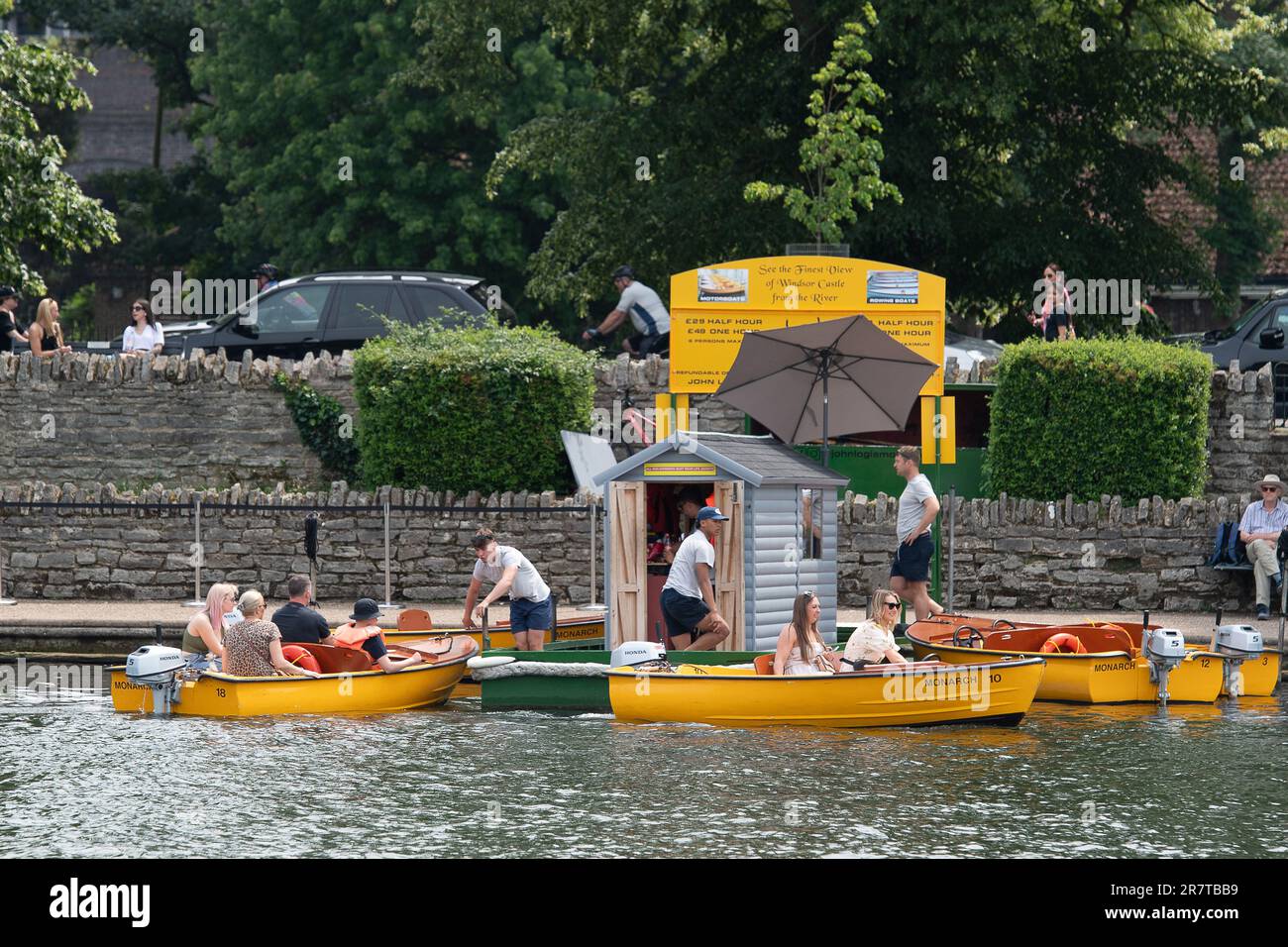 Windsor, Berkshire, Großbritannien. 17. Juni 2023. Die Leute haben es genossen, Boote auf der Themse zu mieten. Es war heute ein bedeckter, aber heißer Nachmittag in Windsor, als Besucher und Einheimische unterwegs waren. Die Temperaturen erreichten 25 Grad. Kredit: Maureen McLean/Alamy Live News Stockfoto