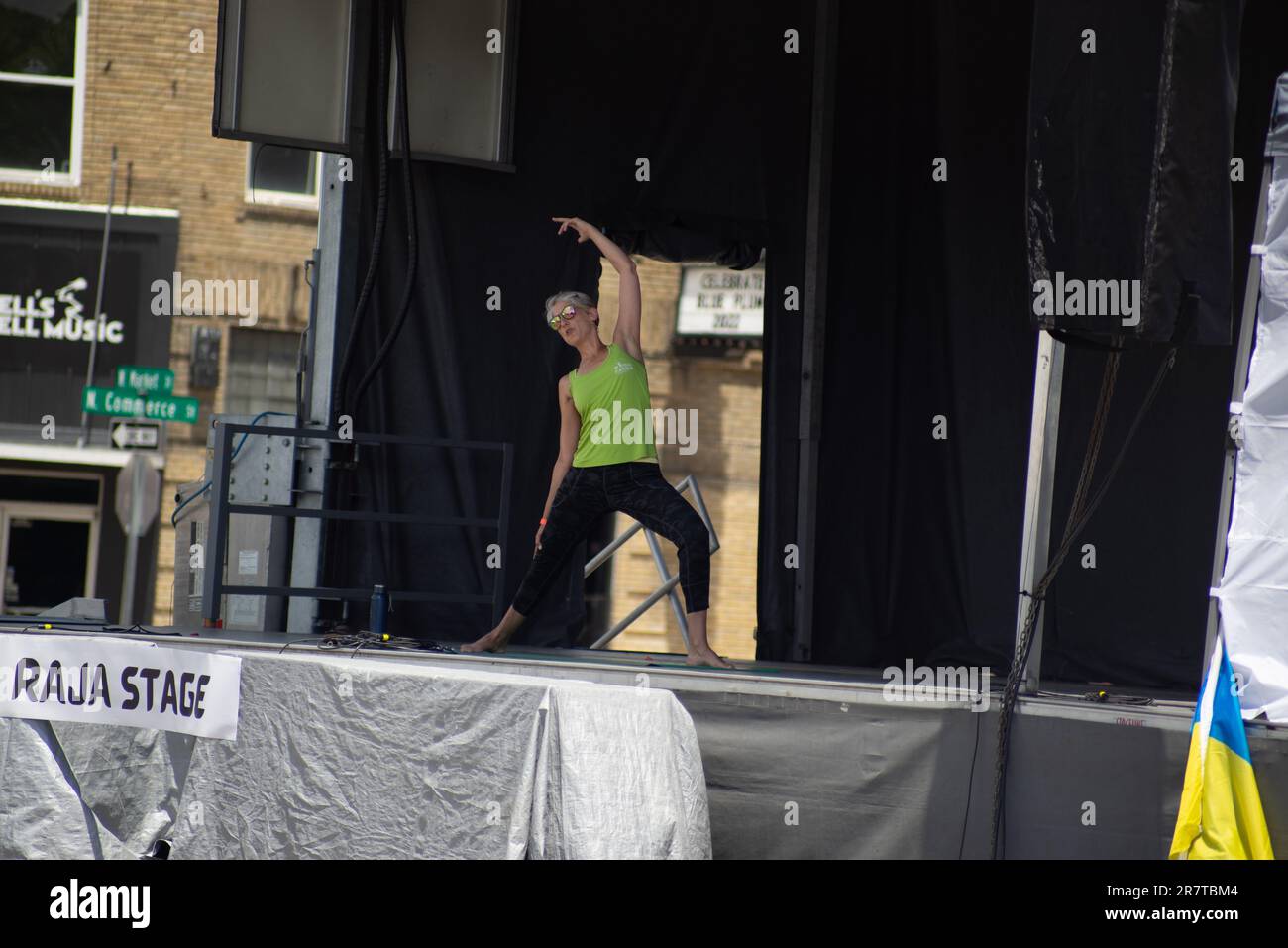 Johnson City, Tennessee, Usa 2022-06-05 Blue Plum Festival: Yoga-Demonstration. Stockfoto