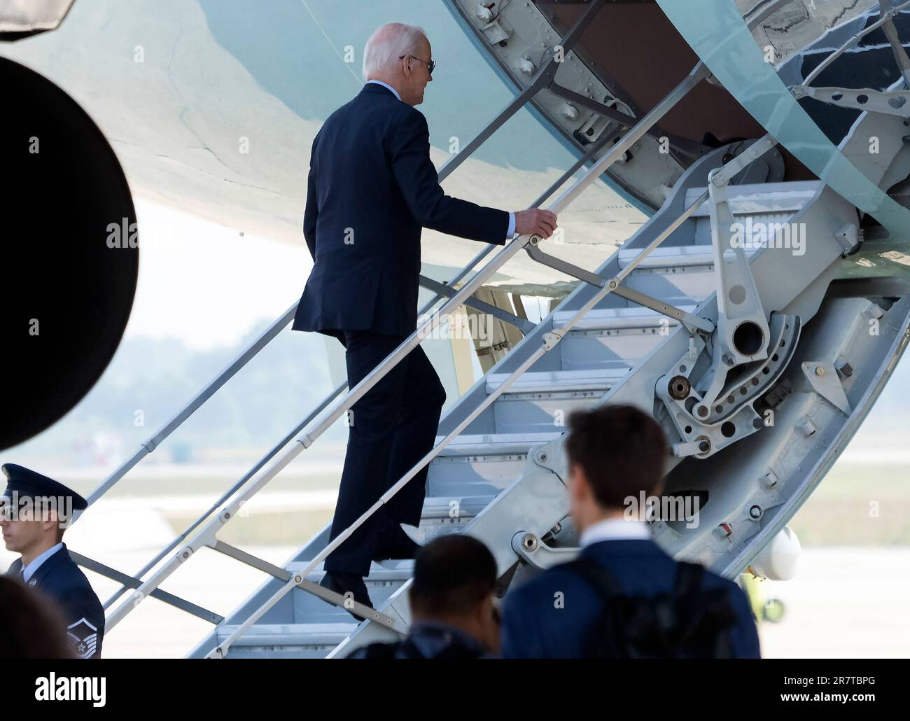 Vereinigte Staaten. 17. Juni 2023. US-Präsident Joe Biden tritt an Bord der Air Force One auf der Joint Base Andrews, 17. Juni 2023, auf dem Weg zu Veranstaltungen in Philadelphia. Foto: Chris Kleponis/UPI Credit: UPI/Alamy Live News Stockfoto