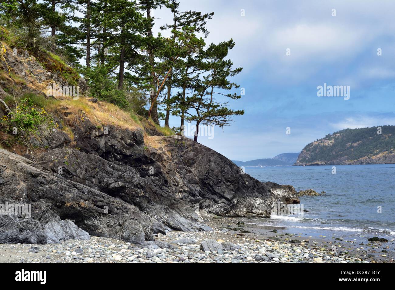 Ein Steinstrand im Deception Pass State Park in Washington an der Straße von San Juan de Fuca. Stockfoto