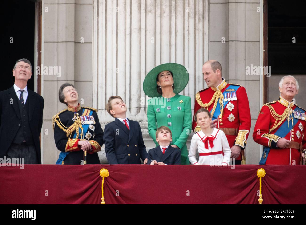 London, Großbritannien. 17. Juni 2023 Prinzessin Royal, Vizeadmiral Sir Timothy Laurence, Prinz und Prinzessin von Wales, Prinz George, Prinzessin Charlotte, Prinz Louis und der König beobachten eine Flypast über dem Buckingham Palace. Dies ist der erste Trooping, den der farbige König Karl III. Als König besucht hat. Kredit: Benjamin Wareing/Alamy Live News Stockfoto