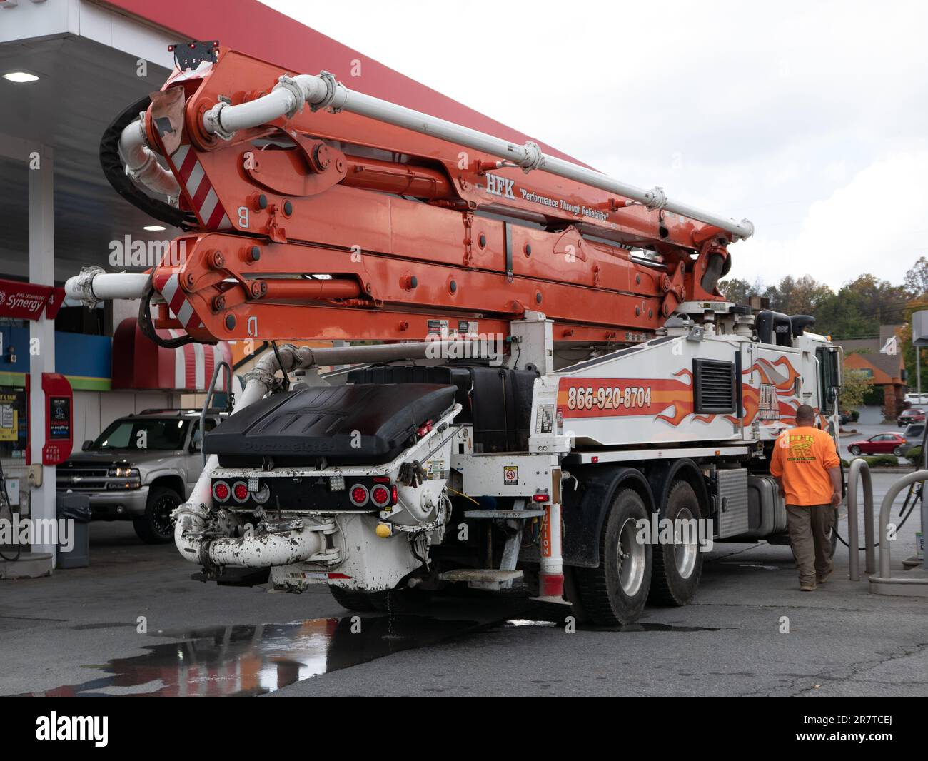 Johnson City, Tennessee, Usa 2022-10-17 Tankstelle: Kranwagen betanken. Stockfoto