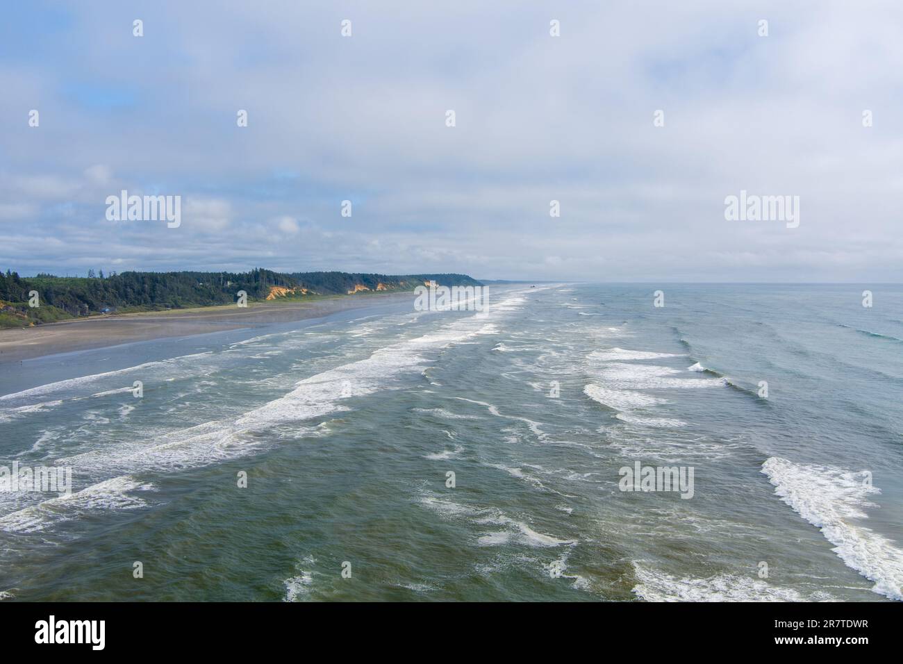 Blick auf den pazifik-Strand in Seabrook, Washington, an einem bedeckten Sommertag aus der Vogelperspektive Stockfoto