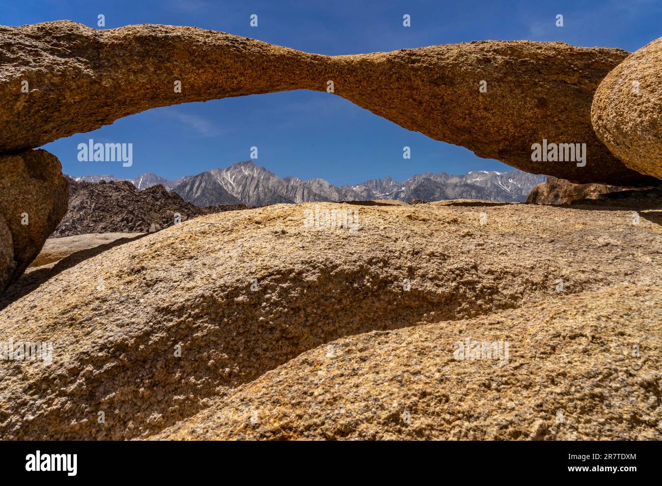 Blick durch den Lathe Arch zur Sierra Nevada mit Lone Pine Peak und Mt. Whitney, Alabama Hills, Kalifornien, USA Stockfoto