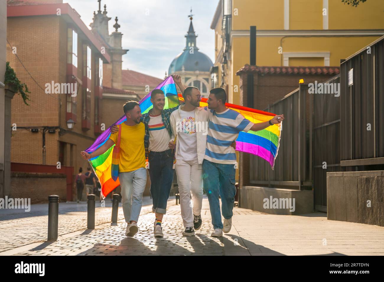 Lebensstil homosexueller Freunde, die sich auf einer Schwulenparty in der Stadt umarmen, Vielfalt junger Menschen, Demonstration mit Regenbogenflaggen, lgbt-Konzept Stockfoto