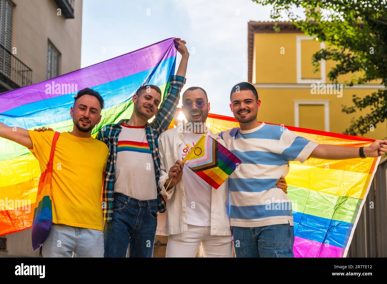 Porträt von homosexuellen Freunden, die auf einer Schwulenparty in der Stadt sind, Vielfalt junger Menschen, Demonstration mit Regenbogenflaggen, lgbt-Konzept Stockfoto