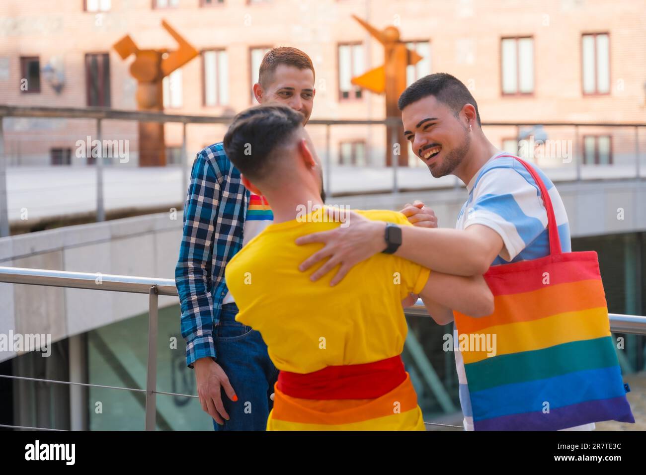 Freunde winken und umarmen sich bei der Demonstration mit den Regenbogenflaggen, Schwulenstolz-Party in der Stadt, lgbt Concept Stockfoto