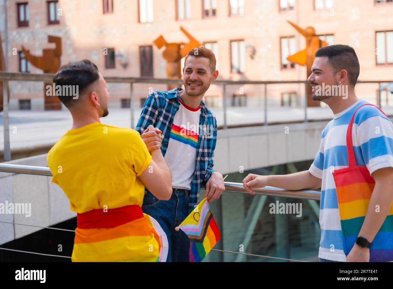 Freunde winken und umarmen sich bei der Demonstration mit den Regenbogenflaggen, Schwulenstolz-Party in der Stadt, lgbt Concept Stockfoto