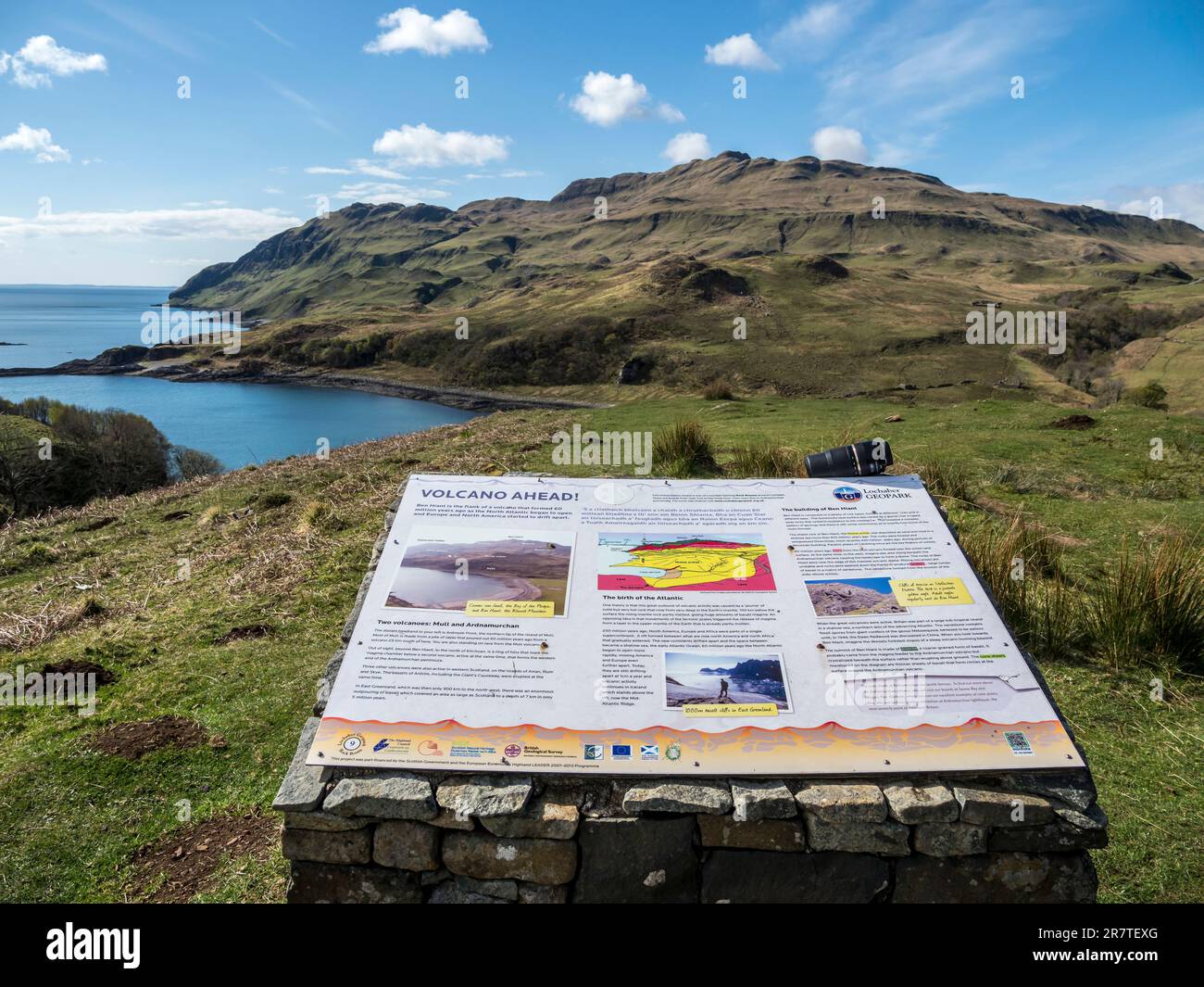 Blick auf den Vulkan Ben HiAnt, erläuternde Tafel zur Geologie, schottische Highlands, Schottland, Großbritannien Stockfoto