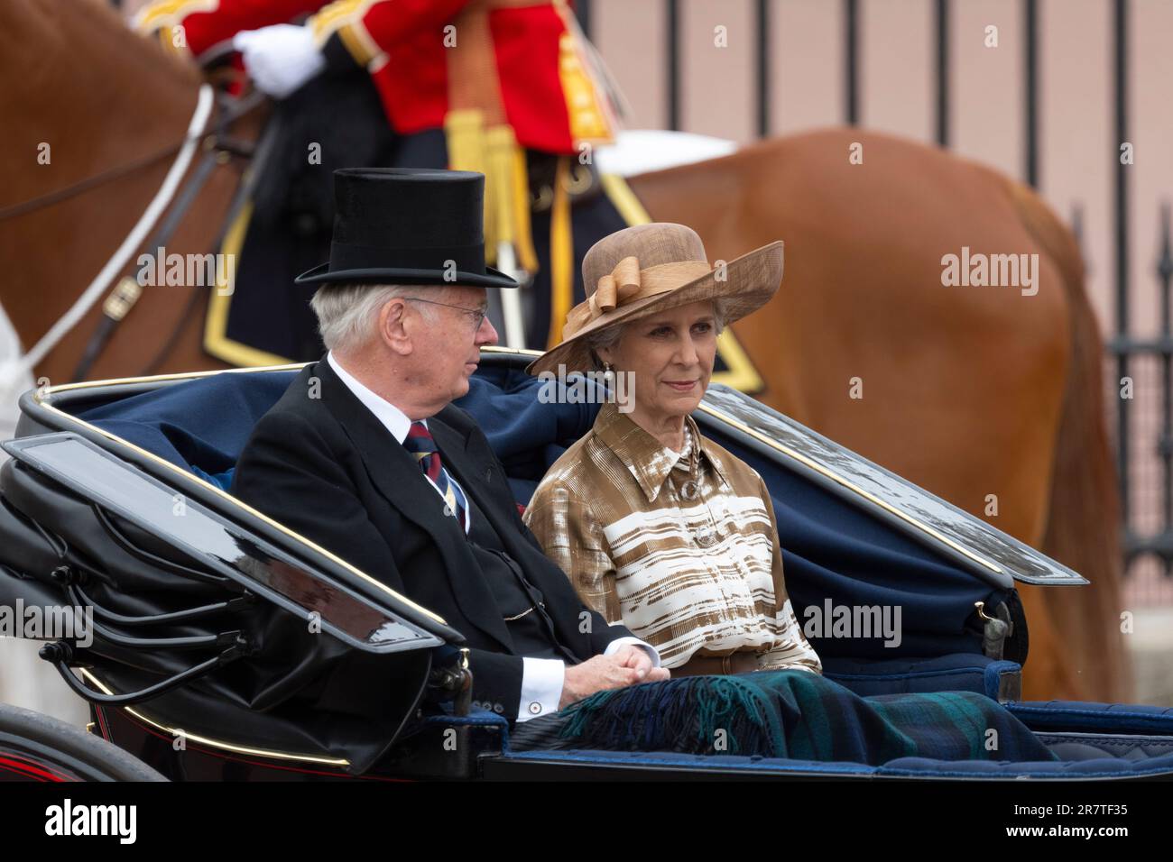 London, Großbritannien. 17. Juni 2023. Trooping the Colour (The King's Birthday Parade) findet an einem heißen und feuchten Tag in London statt, an dem König Karl III. Auf dem Pferderücken in Begleitung der Royal Colonels mit über 1400 Offizieren und Männern in Horse Guards gegrüßt wird. Kredit: Malcolm Park/Alamy Live News Stockfoto