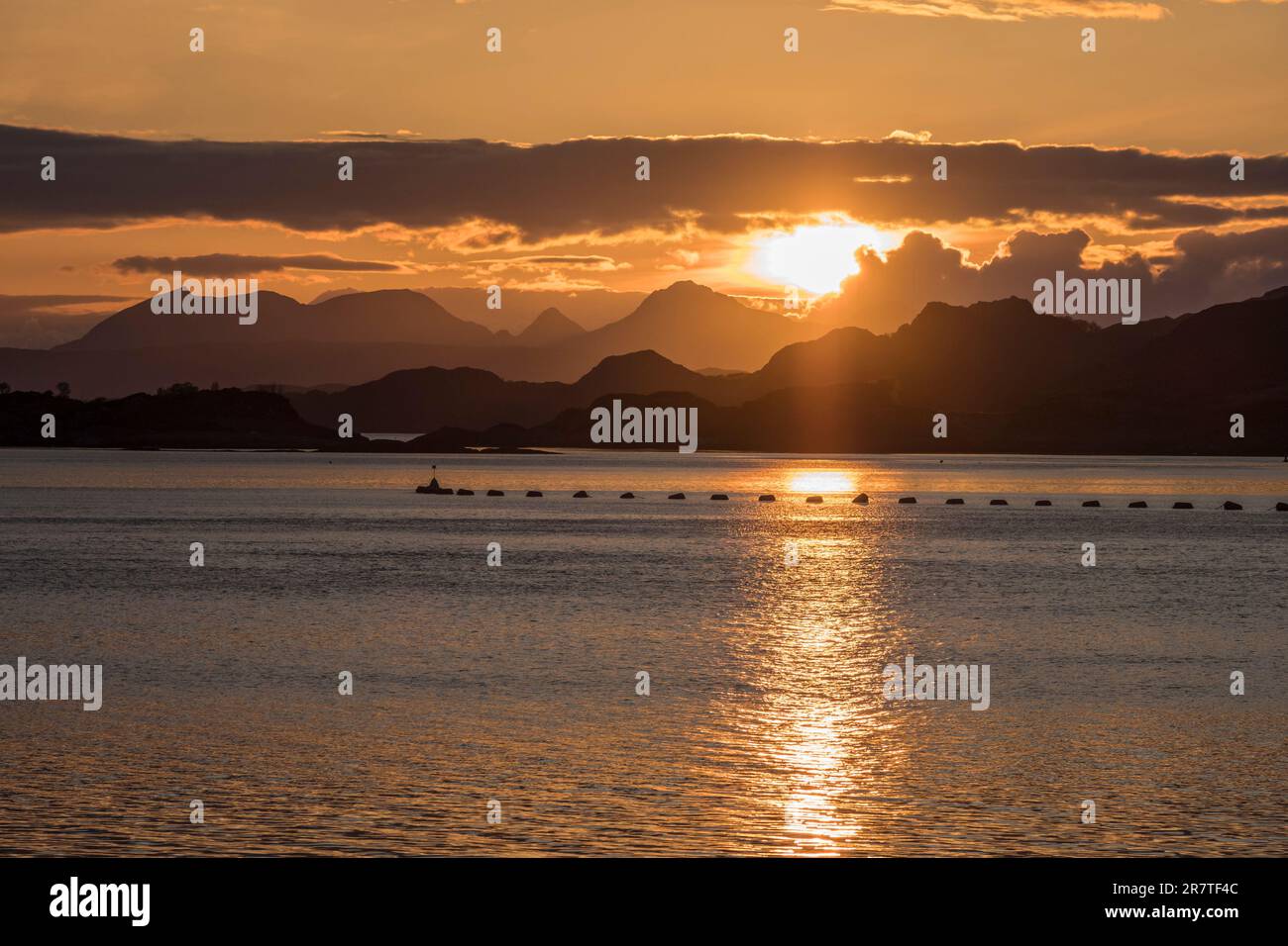 Sonnenuntergang über dem Meer südlich von Mallaig, Insel, Angelausrüstung, Schottland, Großbritannien Stockfoto