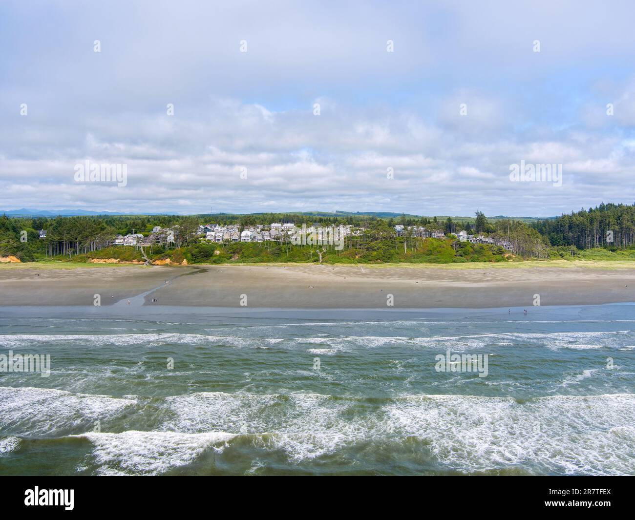 Blick auf den pazifik-Strand in Seabrook, Washington, an einem bedeckten Sommertag aus der Vogelperspektive Stockfoto