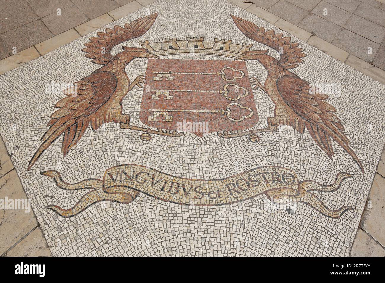 Stadtwappen mit zwei Vogelfiguren und lateinischer Inschrift, Unuibus er rostro, Krallen und Schnäbeln, als Bodenmosaik, Schlüssel, Schnabel, Einheit, Place de Stockfoto