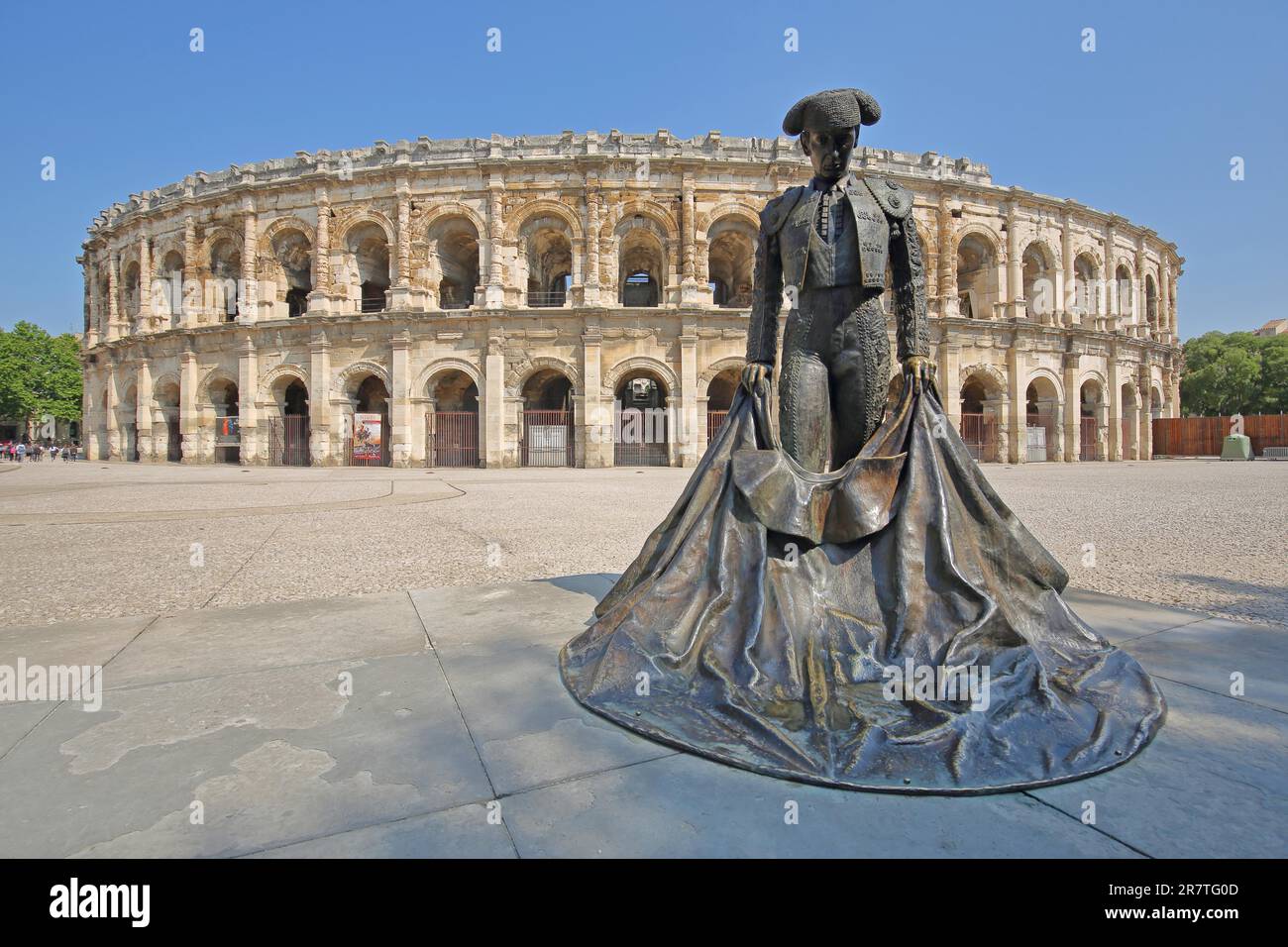 Torero Skulptur vor dem römischen Amphitheater, Gebäude, Wahrzeichen, Antike, Nimes, Gard, Provence, Frankreich Stockfoto