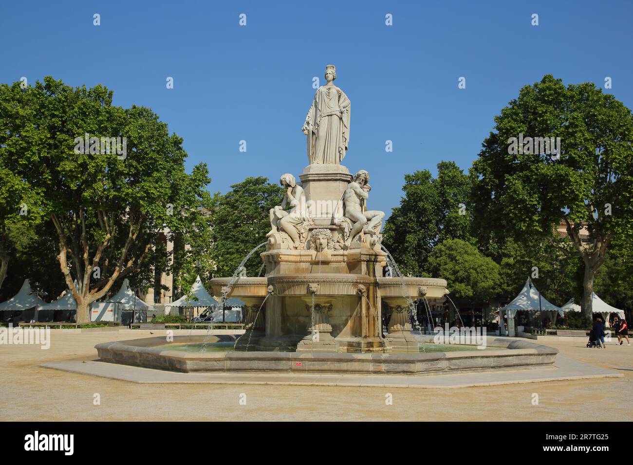 Fontaine Pradier mit Figur, Zierbrunnen, Skulptur, Figuren, Königin, Krone, weiß, Schild, Allegorie, Stadt, Esplanade Charles-de-Gaulle Stockfoto