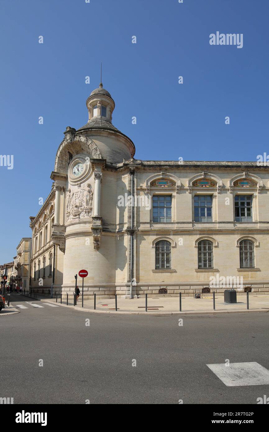 Lycee Alphonse Daudet, Gebäude mit Geschützturm, Uhr und Figuren, Nimes, Gard, Provence, Frankreich Stockfoto