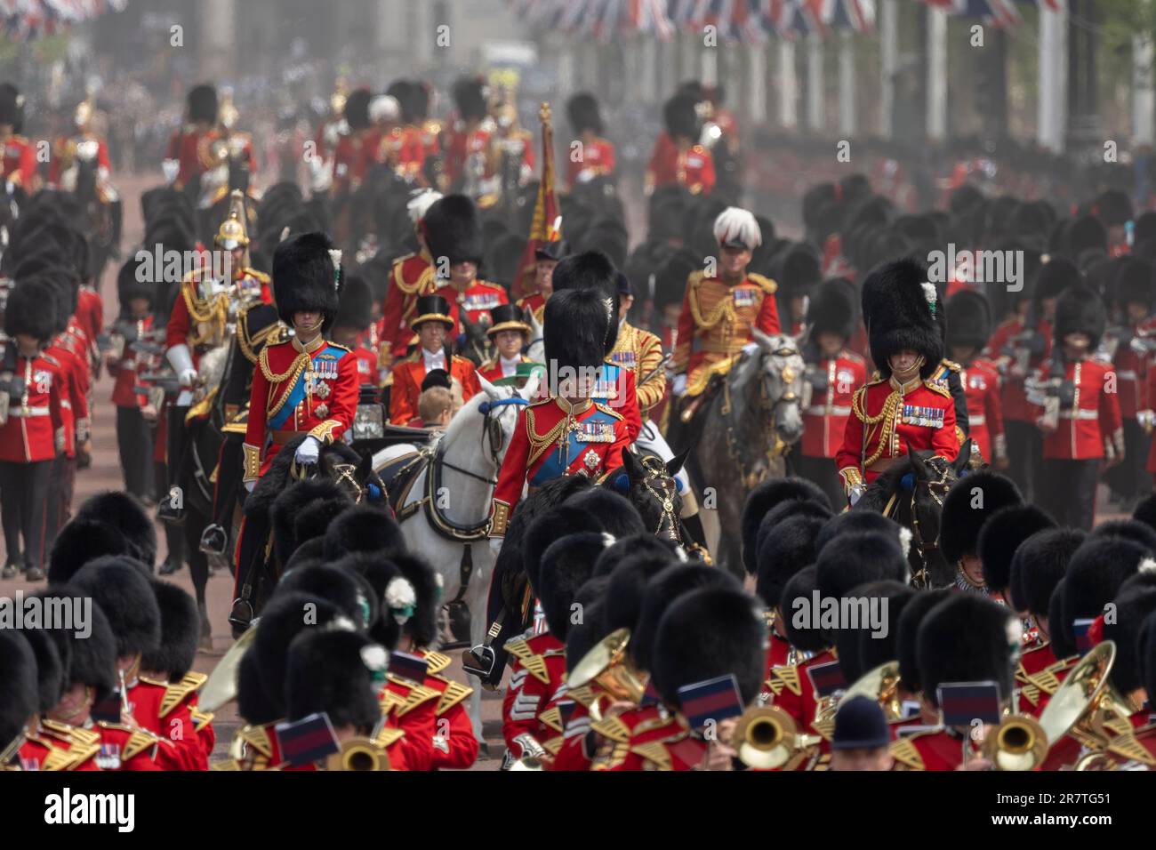 London, Großbritannien. 17. Juni 2023. Trooping the Colour (The King's Birthday Parade) findet an einem heißen und feuchten Tag in London statt, an dem König Karl III. Auf dem Pferderücken in Begleitung der Royal Colonels mit über 1400 Offizieren und Männern in Horse Guards gegrüßt wird. Kredit: Malcolm Park/Alamy Live News Stockfoto