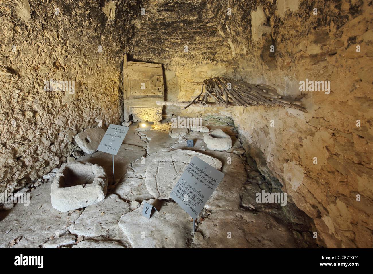 Blick von innen auf eine historische Steinhütte im Village des Bories, Freiluftmuseum, Gordes, Luberon, Vaucluse, Provence, Frankreich Stockfoto