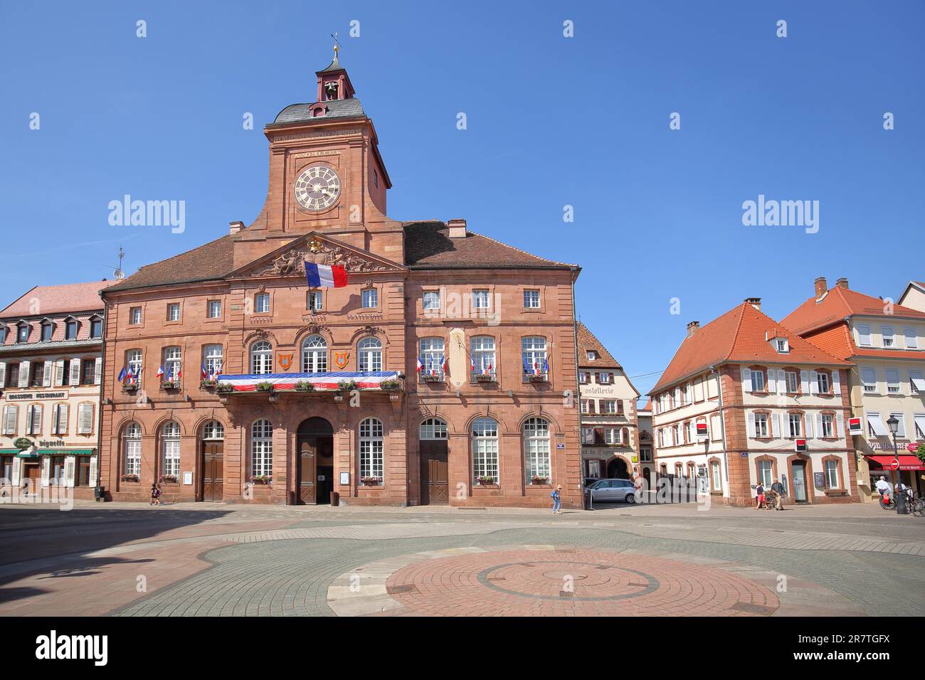 Hotel de Ville mit französischer Nationalflagge, Rathaus, Wissembourg, Weissenburg, Bas-Rhin, Elsass, Frankreich Stockfoto
