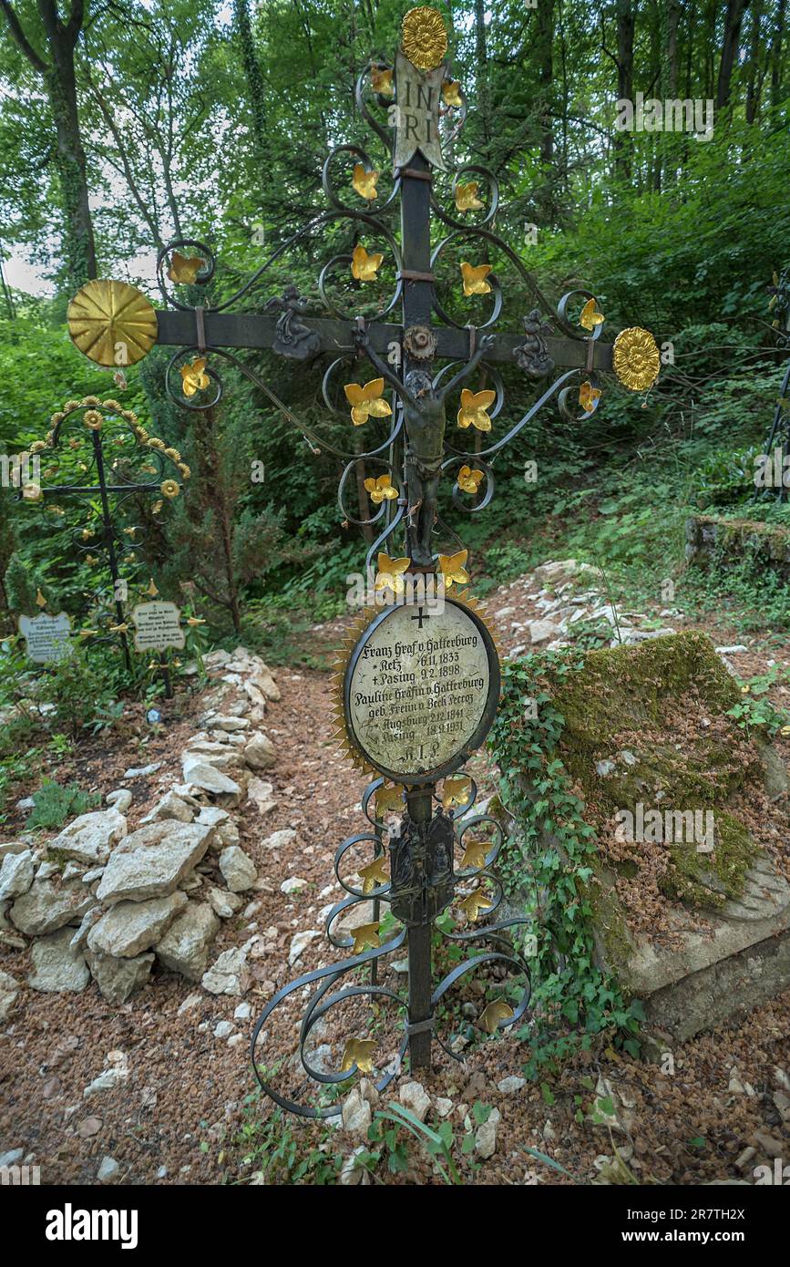 Historisches Grabkreuz um 1830 in einem Bestattungswald, Oberfrankreich, Bayern, Deutschland Stockfoto