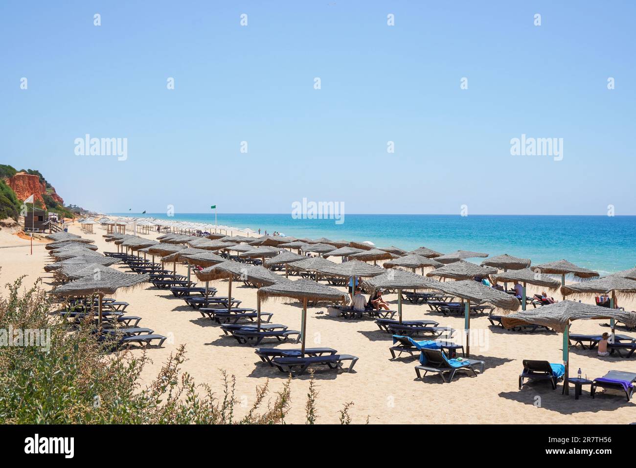 Sonnenliegen am Strand in Vale do Lobo, Algarve, Portugal Stockfoto