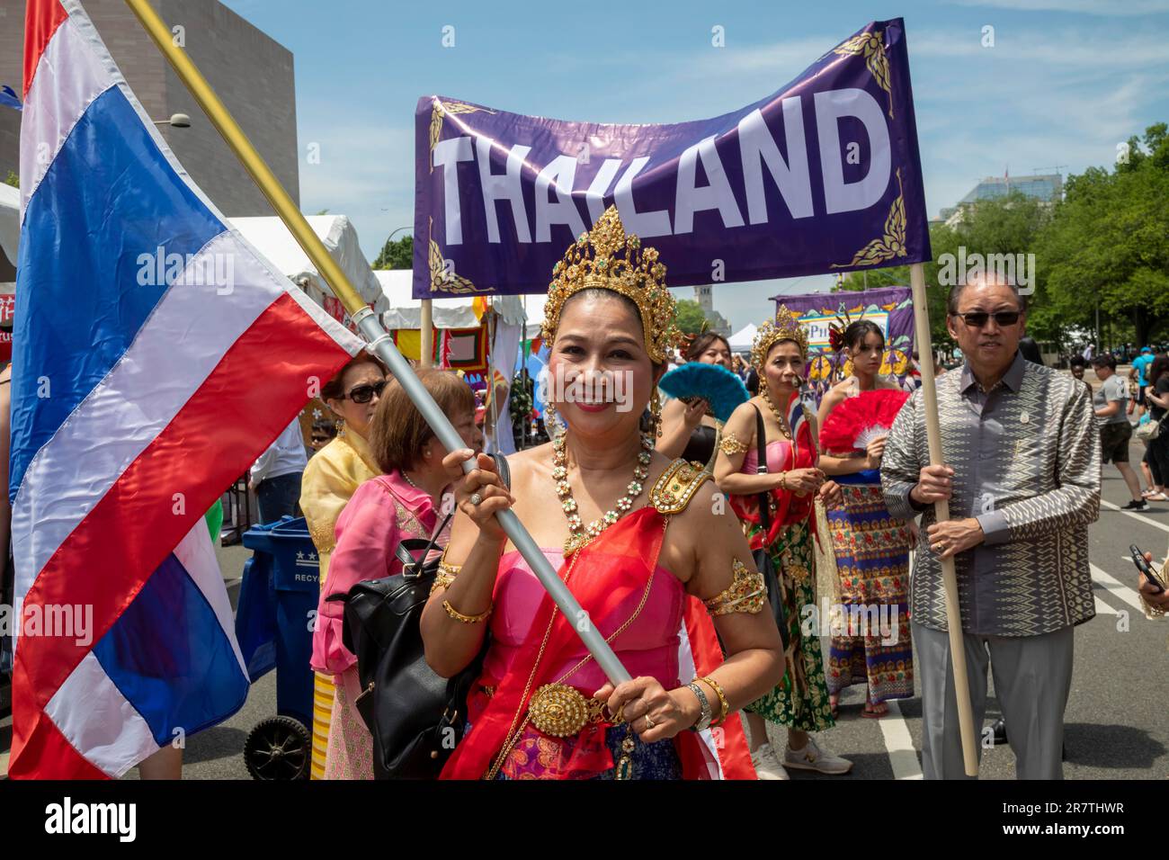 Washington, DC, auf der Fiesta Asia Street Fair. Das jährliche Festival bietet Unterhaltung und Speisen aus über 20 panasiatischen Kulturen. Es wird festgehalten Stockfoto