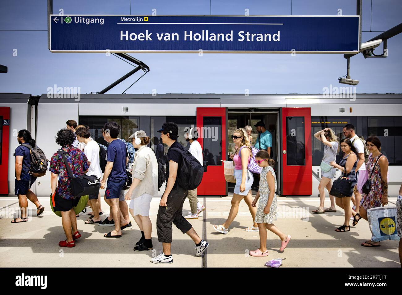 HOEK VAN HOLLAND - Reisende kommen mit der Metro am Strand von Hoek van