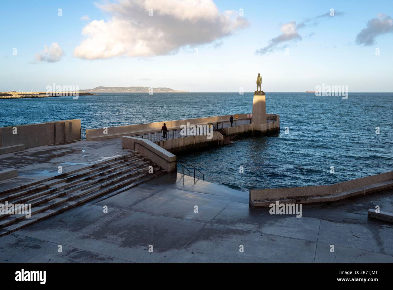 Wanderer in der Nähe der Roger Casement Statue in Dun Laoghaire Baths genießen einen frischen, hellen Tag. Dun Laoghaire, Irland Stockfoto