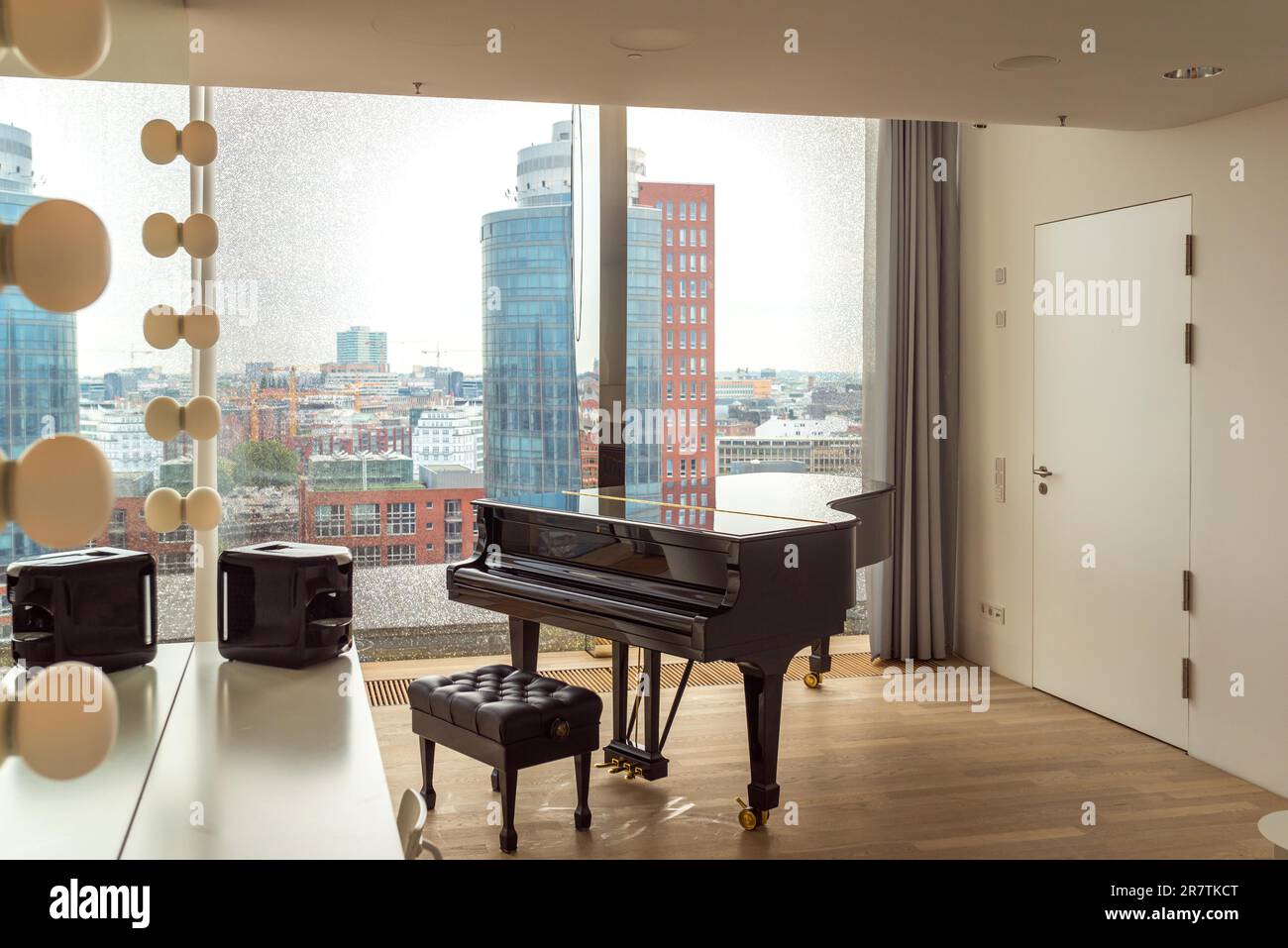 Eleganter Ankleideraum mit großem Klavier in der Elbphilharmonie im Hamburger Hafen Stockfoto
