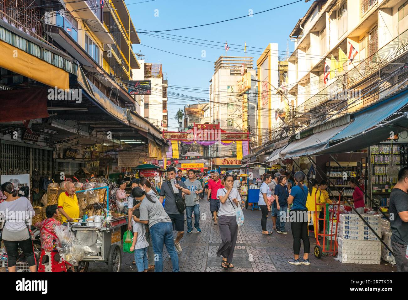 Das Viertel Samphanthawong ist die berühmte, beliebte und geschäftige Chinatown von Bangkok. Zahlreiche Geschäfte, die traditionelle Waren verkaufen Stockfoto