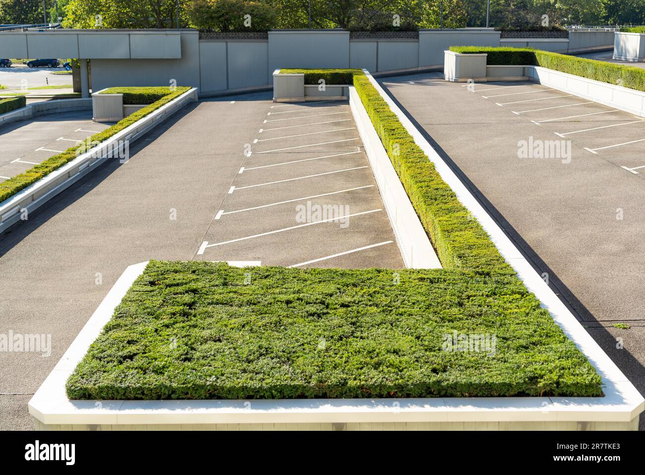 Diagonales Parkmuster auf einem Parkplatz, umgeben von Buchholz in der City Nord, einer Bürostadt, die in den 60er Jahren im Norden Hamburgs geplant war Stockfoto